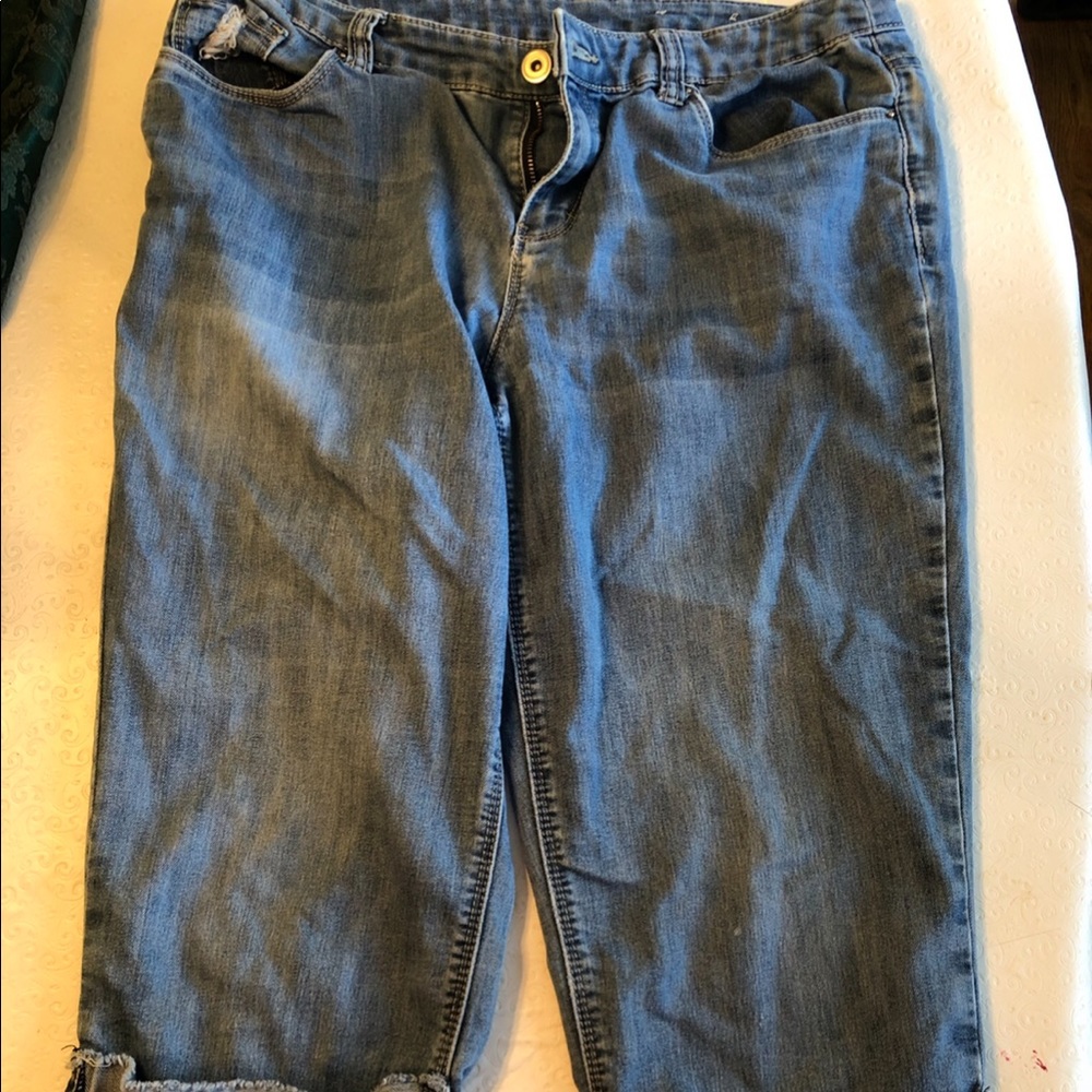 Christopher and Banks light blue jean capri